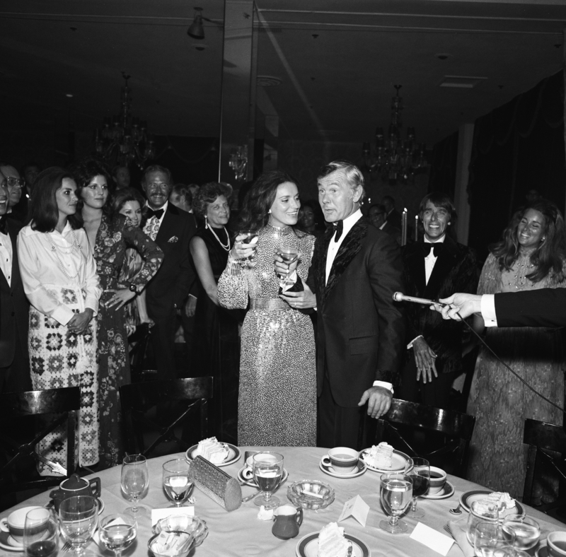 Johnny Carson auf der Party zum 10-jährigen Jubiläum der Tonight Show | Getty Images Photo by NBCU Photo Bank/NBCUniversal