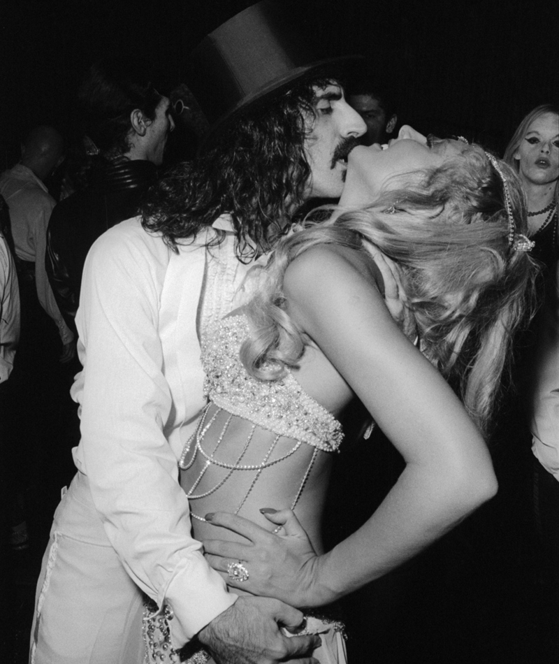 Frank Zappa feiert mit einem Showgirl | Getty Images Photo by Allan Tannenbaum