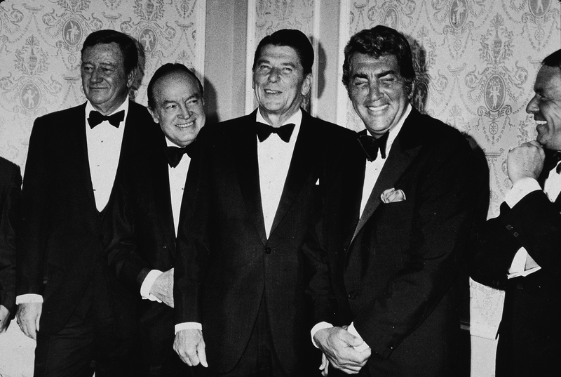 John Wayne nimmt an einem Benefizessen für Reagan teil | Getty Images Photo by Hulton Archive