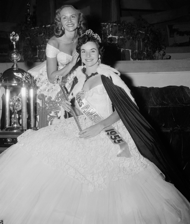 The Passing of the Crown | Getty Images Photo by Bettmann