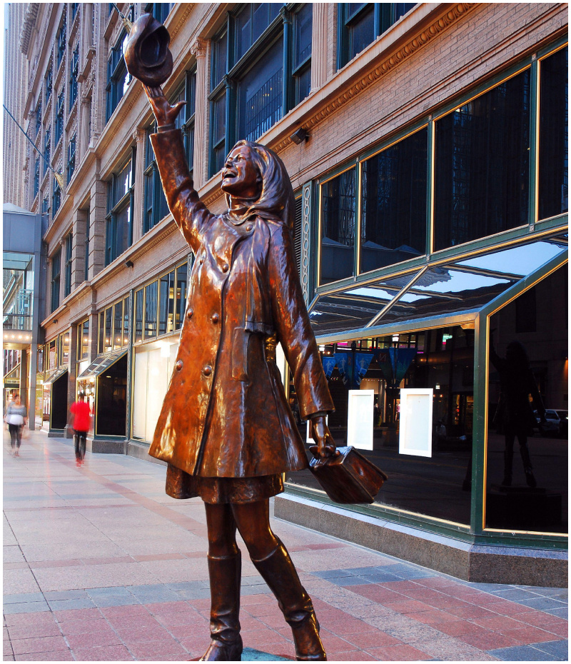 The Statue of Mary Tyler Moore Has Millions of Visitors | Alamy Stock Photo by James Kirkikis 