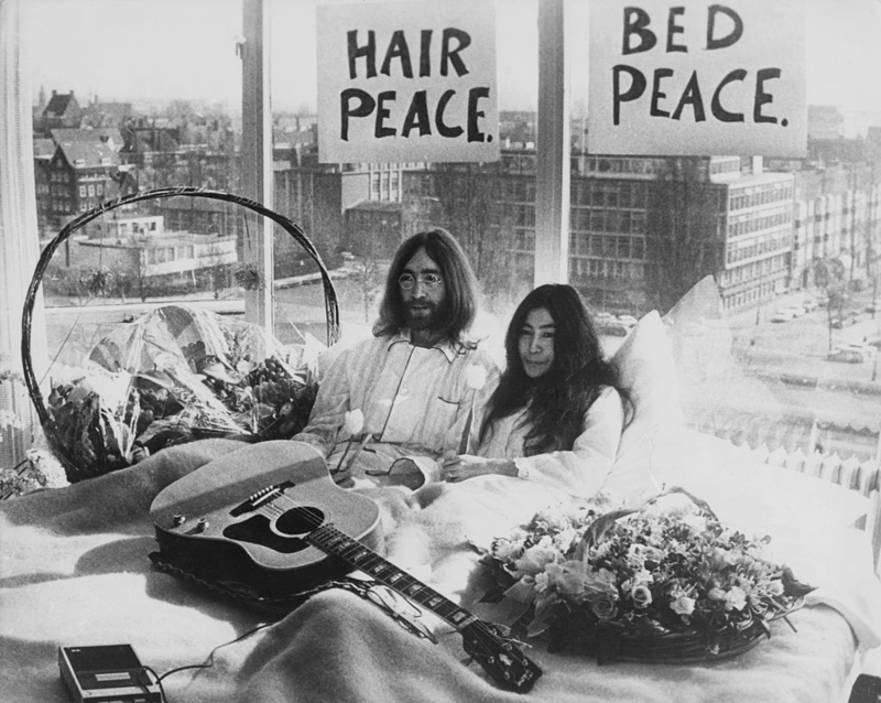 John Lennon und Yoko Ono | Getty Images Photo by Keystone/Hulton Archive