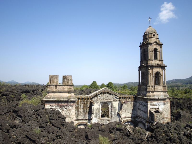 San Juan Parangaricutiro, México | ConanEdogawa/Shutterstock
