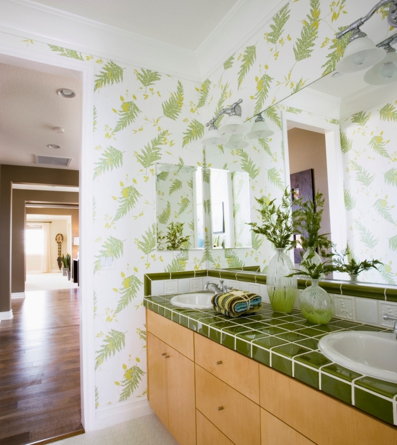 Patterned Wallpaper in the Bathroom | Getty Images Photo by LOOK Photography
