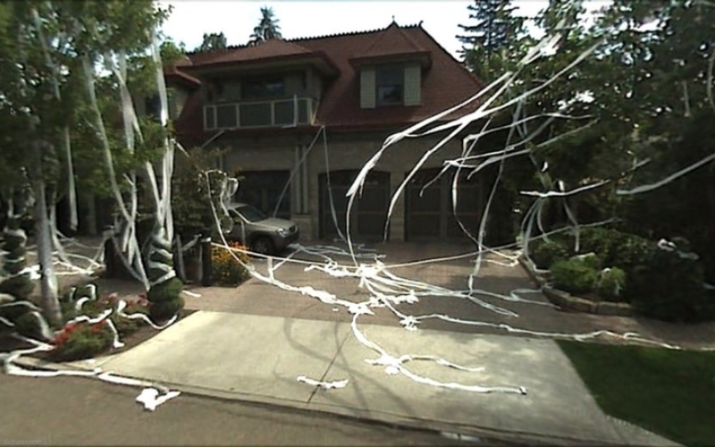 Halloween Decorations Or Massive Party Morning-After? | Imgur.com/d8UEf via Google Street View