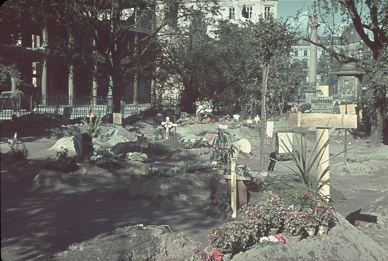 Impromptu Graveyard In Warsaw | Getty Images Photo by Hugo Jaeger/Timepix